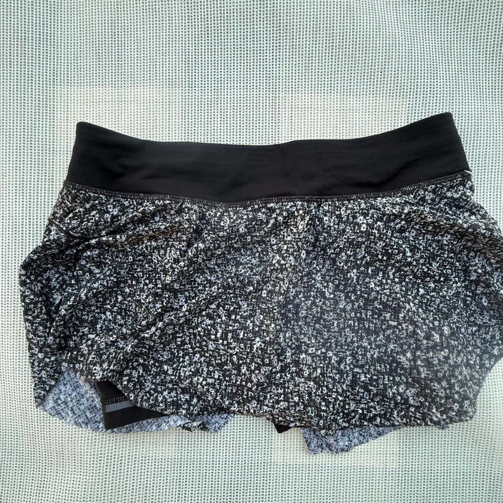 LILULEMON Women's Black Patterned Shorts SIZE 6